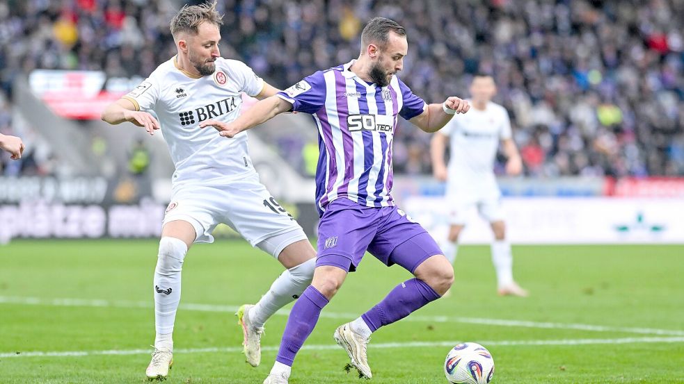 Florian Hübner im Zweikampf gegen David Kopacz (rechts). Foto: IMAGO/osnapix/Titgemeyer