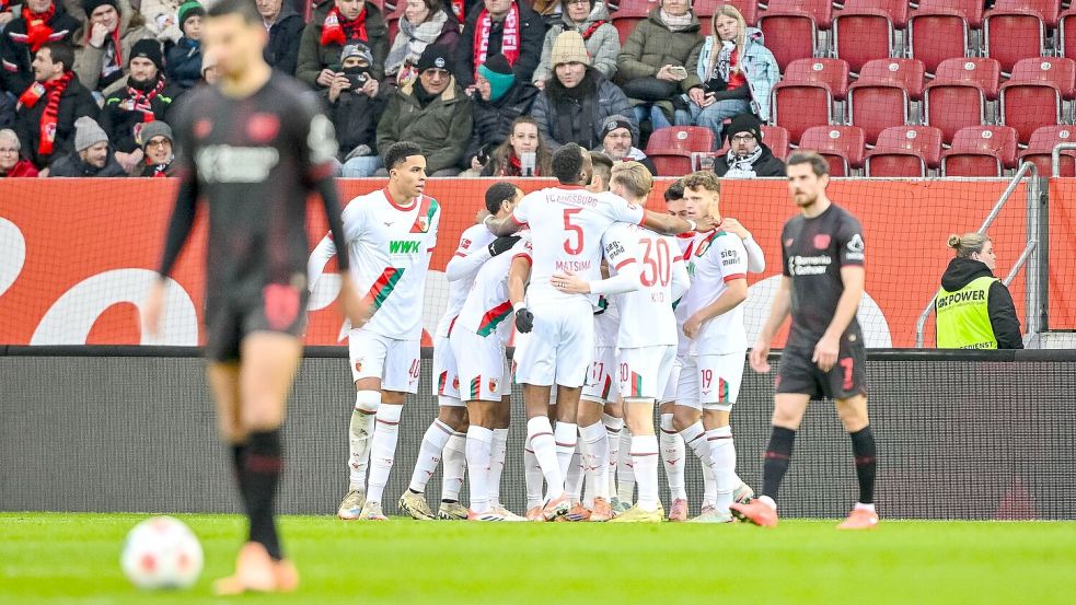 Glückliche Augsburger nach der Führung von Dimitrios Giannoulis. Foto: Harry Langer