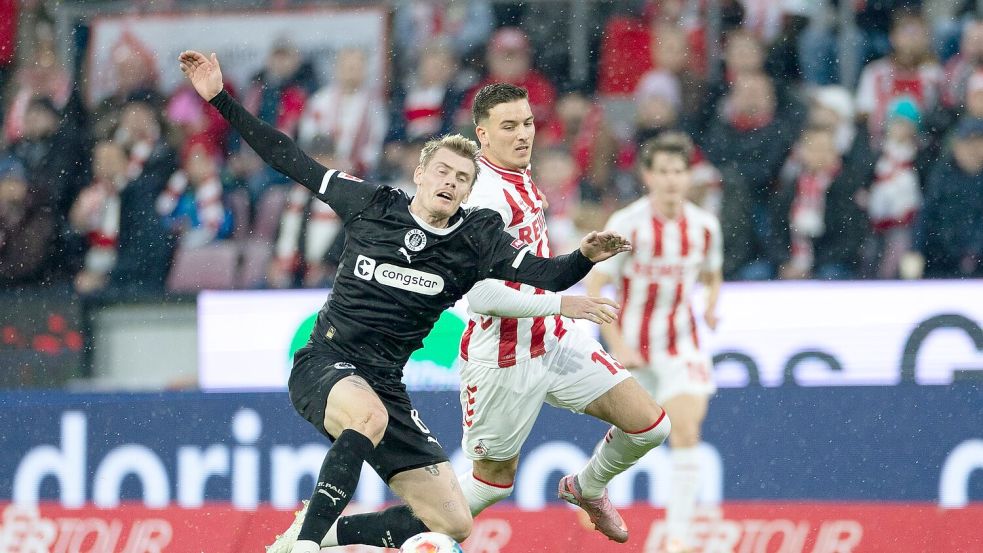 Kölns Said El Mala (r) hatte die erste gute Chance der Partie. Foto: Rolf Vennenbernd