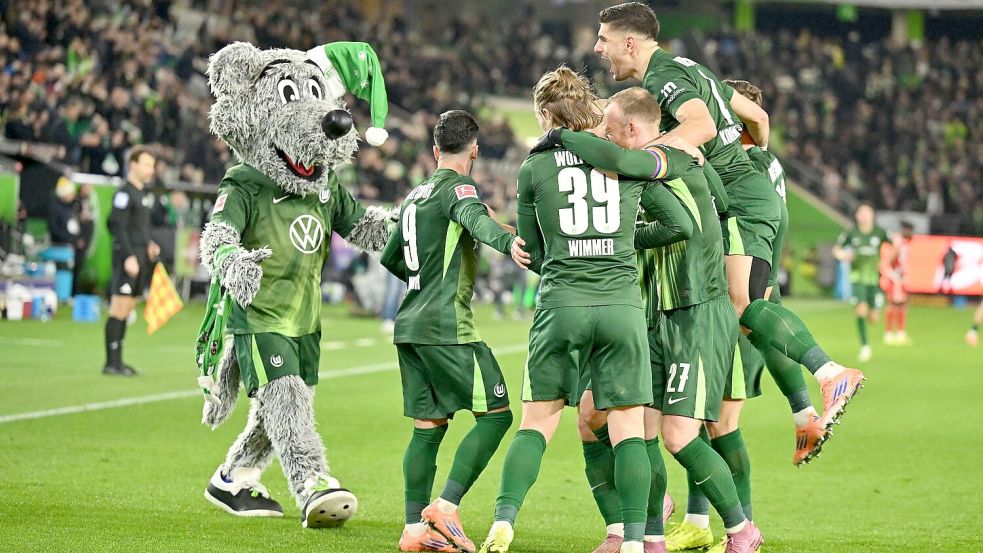 Wolfsburger Jubel mit Maskottchen. Foto: Swen Pförtner