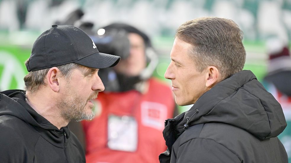 Trainerkollegen: Steffen Baumgart von Union Berlin (l) und sein ehemaliger Spieler Daniel Bauer (VfL Wolfsburg). Foto: Swen Pförtner