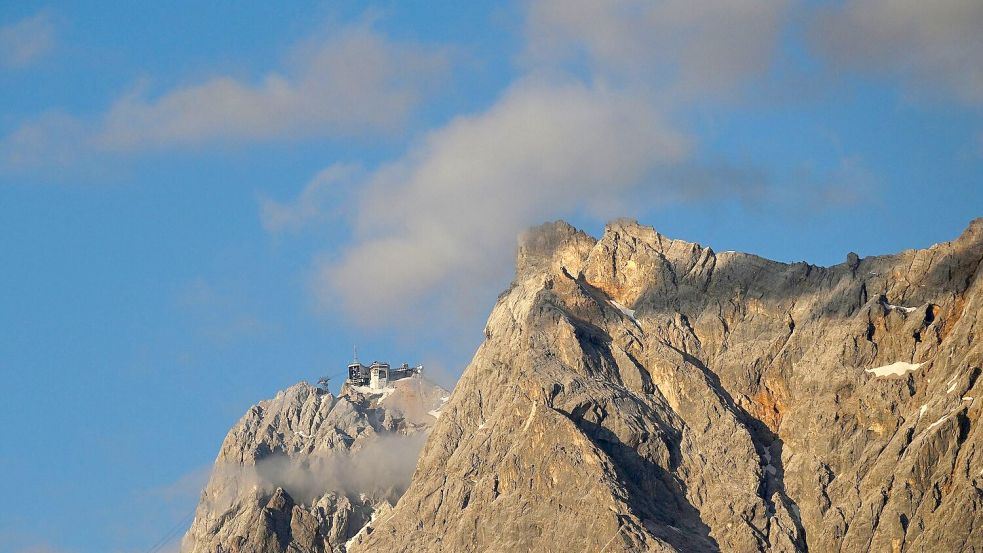 Ein 19-Jähriger aus Baden-Württemberg ist auf einem Klettersteig an der Zugspitze tödlich verunglückt. (Archivbild) Foto: Angelika Warmuth