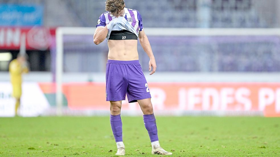 Mund abputzen: Robin Fabinski und der VfL Osnabrück verloren am Samstag mit 0:1 gegen den SV Wehen Wiesbaden. Foto: Michael Titgemeyer