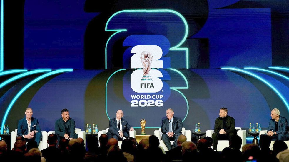 Im Kreise von Fußball-Legenden wie Ronaldo (Zweiter von links) präsentierte FIFA-Chef Infantino (Dritter von links) den Spielplan. Foto: Chris Carlson/AP/dpa