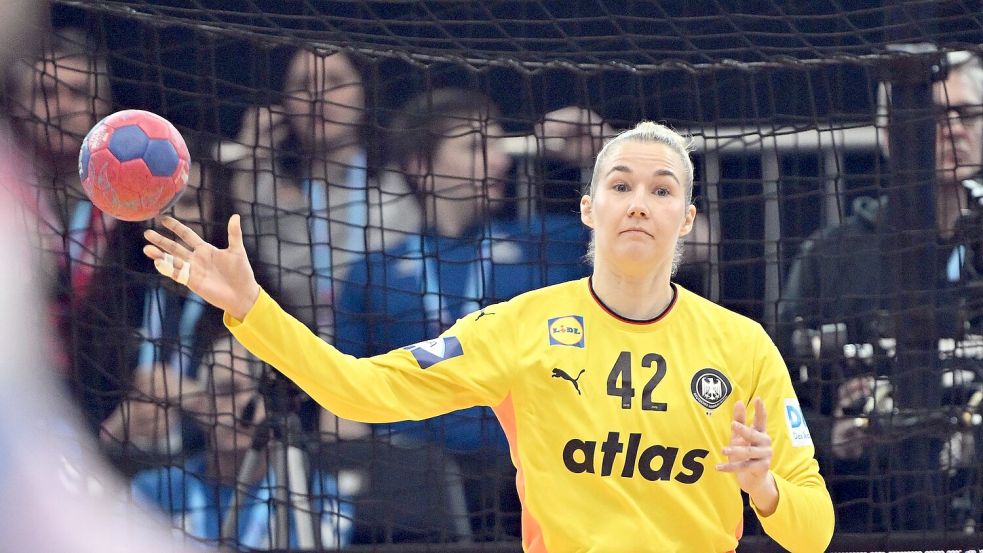 Fünf Paraden in der ersten Halbzeit: DHB-Keeperin Katharina Filter. Foto: Federico Gambarini