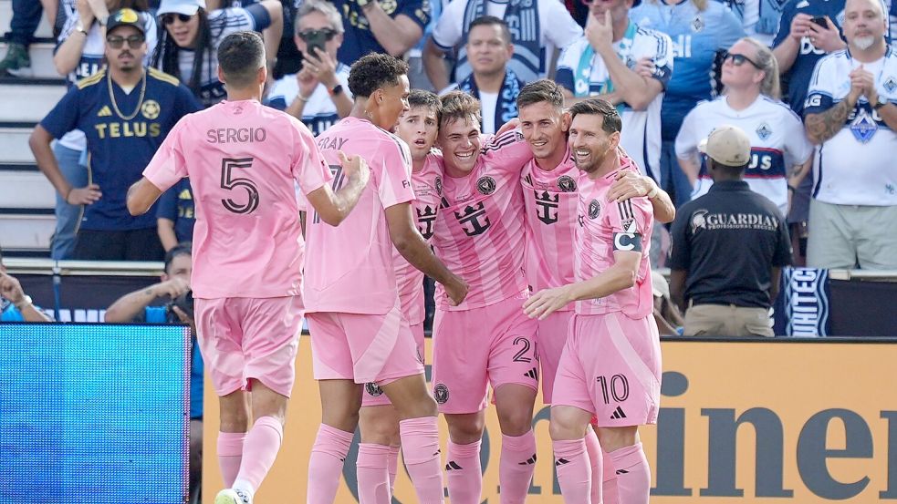 Miami jubelt über das 1:0 - ein Eigentor von Vancouver-Profi Ocampo. Foto: Rebecca Blackwell/AP/dpa