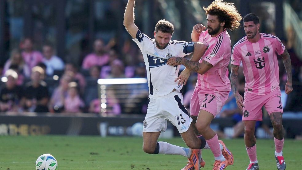 Müller (links) lieferte sich intensive Zweikämpfe Foto: Darryl Dyck/The Canadian Press/A