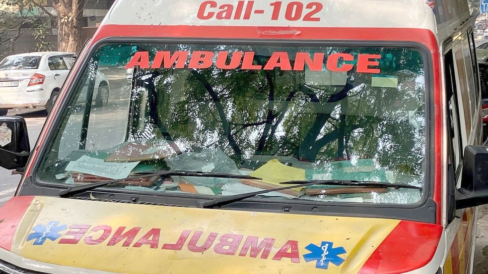 Ein indischer Krankenwagen steht am Straßenrand. (Symbolbild) Foto: Dirk Godder/dpa