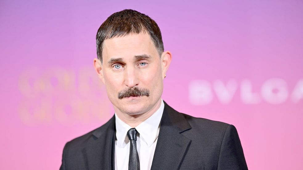 Stand das erste Mal auf „so einer Bühne“: Schauspieler Clemens Schick verpasst das Finale von „The Masked Singer“. (Archivbild) Foto: Sebastian Christoph Gollnow