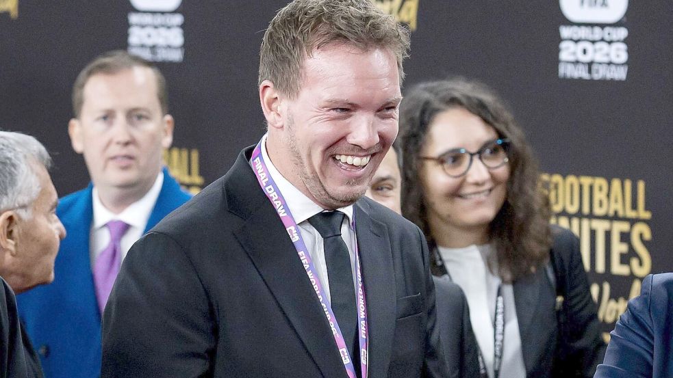 Julian Nagelsmann lacht auf seinem Weg zur Auslosung. Foto: Koen Van Weel