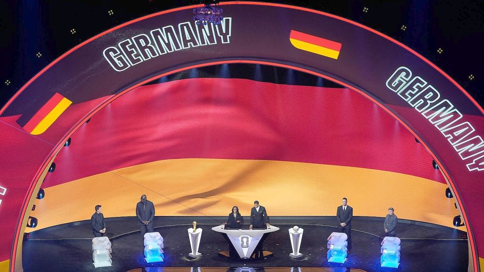 Die Bühne bei der WM-Auslosung leuchtet in den deutschen Farben. Foto: Alex Brandon/AP/dpa