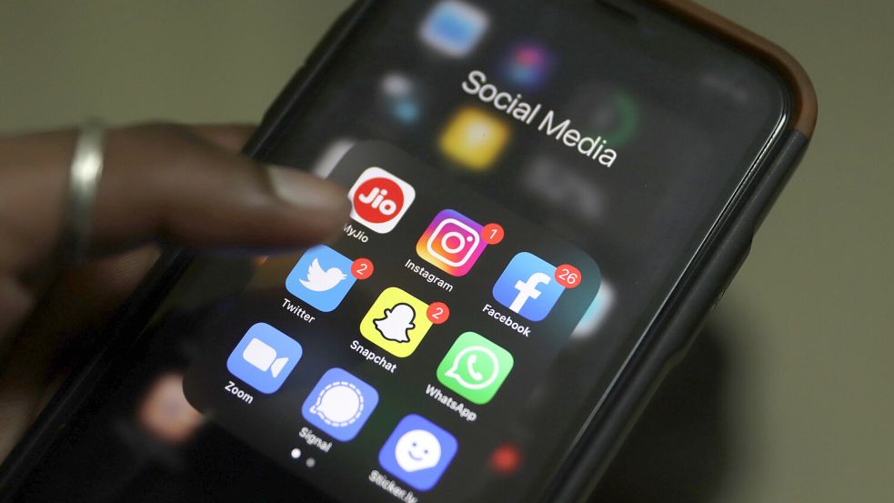 Die Apps von sozialen Netzwerken und Messengerdiensten von oben links: MyJio, Instagram, Facebook, Twitter, Snapchat, Whats-App, Zoom, Signal, Sticker.ly sind auf einem Smartphone-Bildschirm zu sehen. Foto: DPA