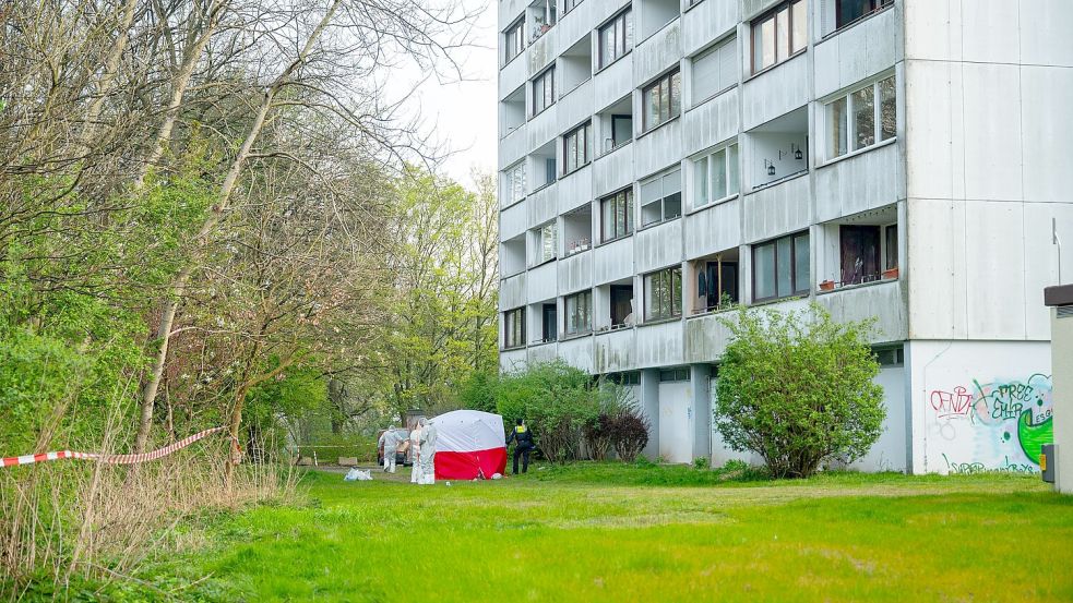 In Hamburg-Wilstorf stürzte im April der fünfzehnjährige Saif aus einem Hochhaus. Foto: dpa/Jonas Walzberg