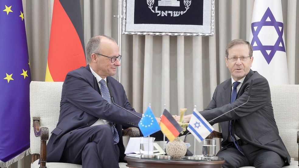 Friedrich Merz hat am Wochenende den israelischen Staatspräsidenten Izchak Herzog getroffen und die Wichtigkeit der deutsch-israelischen Beziehungen betont. Foto: dpa/Pool EPA/Abir Sultan