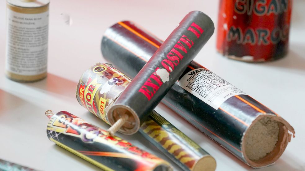 Jedes Jahr kommt es zu schlimmen Verletzungen durch die falsche Verwendung von Silvesterböllern. Foto: IMAGO/Marius Schwarz