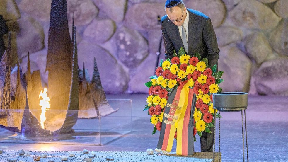 Merz nimmt an der Kranzniederlegung in der Halle der Erinnerungen der Holocaust-Gedenkstätte Yad Vashem teil. Foto: Michael Kappeler