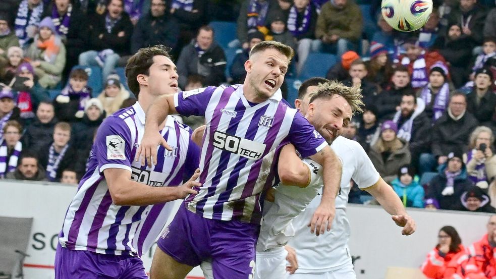 Ausmanövriert: So sehr sich Theo Janotta oder Patrick Kammerbauer auch bemühten: Am Ende hatte Wehen Wiesbaden um Florian Hübner die Nase vorn. Foto: Helmut Kemme