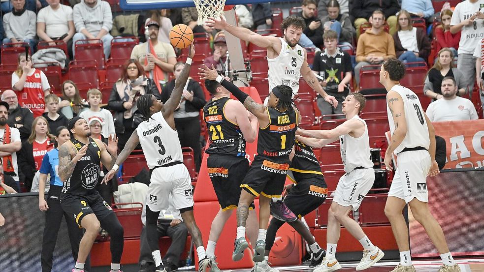 Viel los unter dem Korb der Artland Dragons war oft im Spiel gegen die Kirchheim Knights. Foto: Rolf Kamper