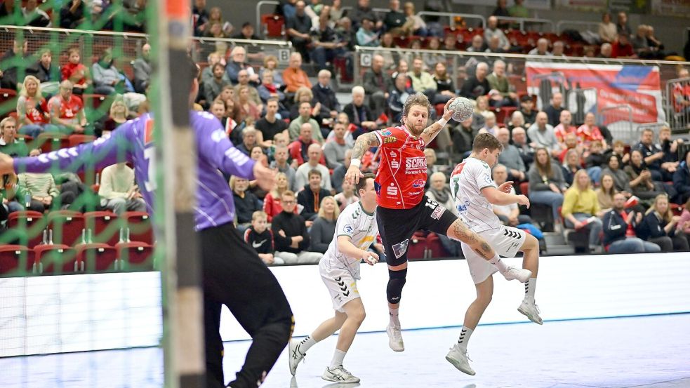 Axel Rämhed visiert die rechte Ecke an und trifft für den OHV. Fotos: Jens Doden (Blomberg)