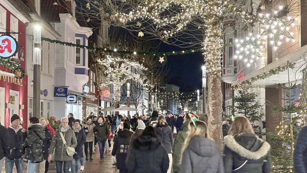 Die Fußgängerzone war am Abend noch gut gefüllt. Foto: Eva van Loh