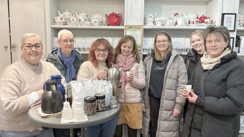 Marion Meier (von links), Bärbel Schmidt, Christine Göbel, Margret Freitag, Marie Frerichs, Feeke Freitag und Julia Frerichs sind Freunde der Einkaufsnacht. Foto: Eva van Loh