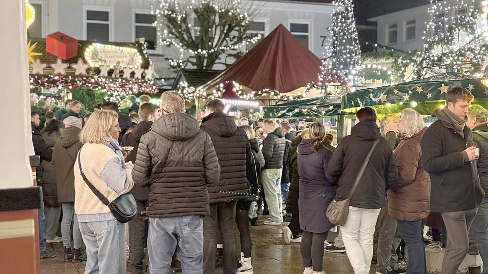 Auch auf dem Weihnachtsmarkt war in der Einkaufsnacht viel los. Foto: Eva van Loh