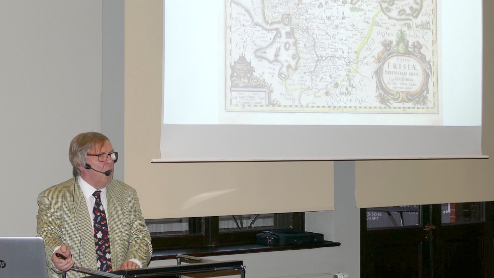 Michael Recke weiß ganz genau, welche Ostfrieslandkarte von Ubbo Emmius wann entstanden ist. Foto: Werner Jürgens