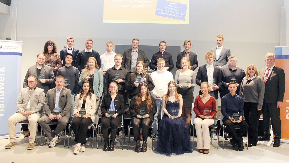 Die ostfriesischen Kammersiegerinnen und -sieger 2025 der „Deutschen Meisterschaft im Handwerk“ (DMH) freuten sich über Glückwünsche von Präsident Albert Lienemann (rechts) und Vizepräsidentin Imke Hennig (2. von rechts. Foto: HWK/J. Stöppel