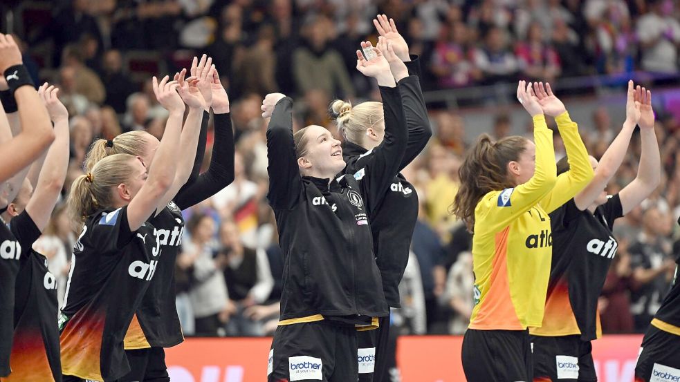 Bislang nicht zu stoppen: Die deutschen Handballerinnen spazieren ins WM-Viertelfinale. Foto: Federico Gambarini