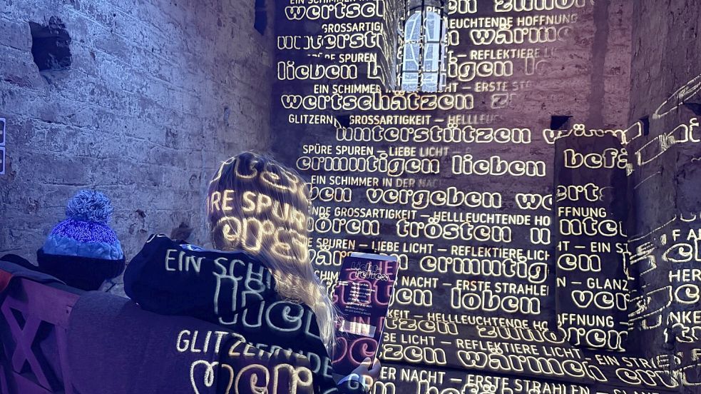 Die Lichtinstallation im Auricher Lambertiturm ist in diesem Jahr ein neuer Anlaufpunkt in der Adventszeit. Foto: Lasse Paulsen