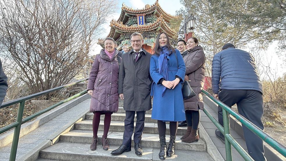 Ein Kurztrip auf den bei Touristen beliebten Kohlehügel bot Wadephul einen Blick über die berühmte Verbotene Stadt. Foto: Jörg Blank/dpa