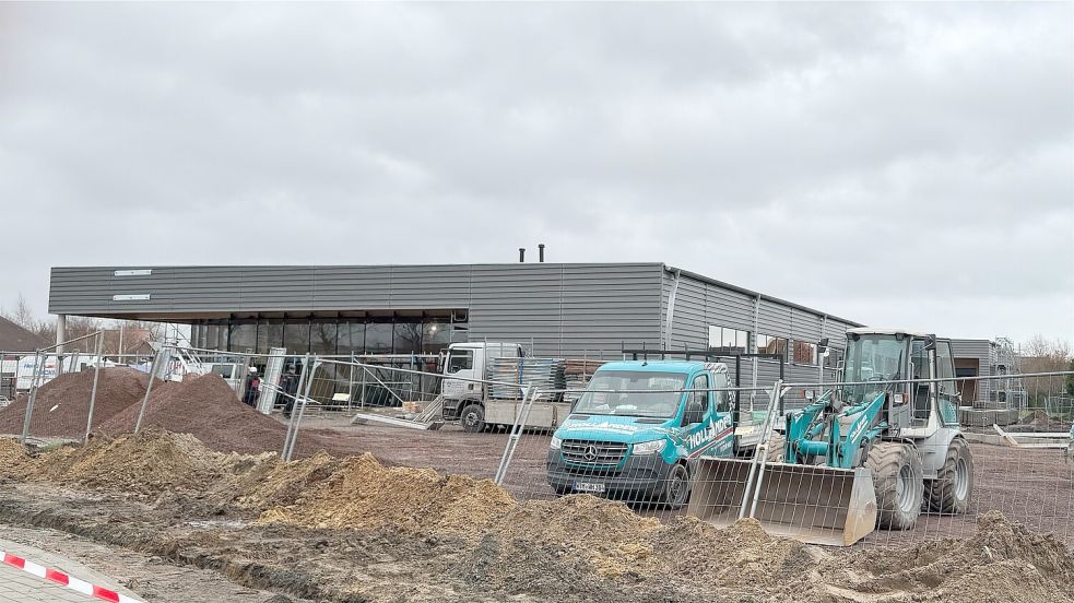 Die Außenverkleidung ist montiert: Die Arbeiten für den Neubau des Moordorfer Aldi-Marktes gehen zügig voran. Foto: Holger Janssen