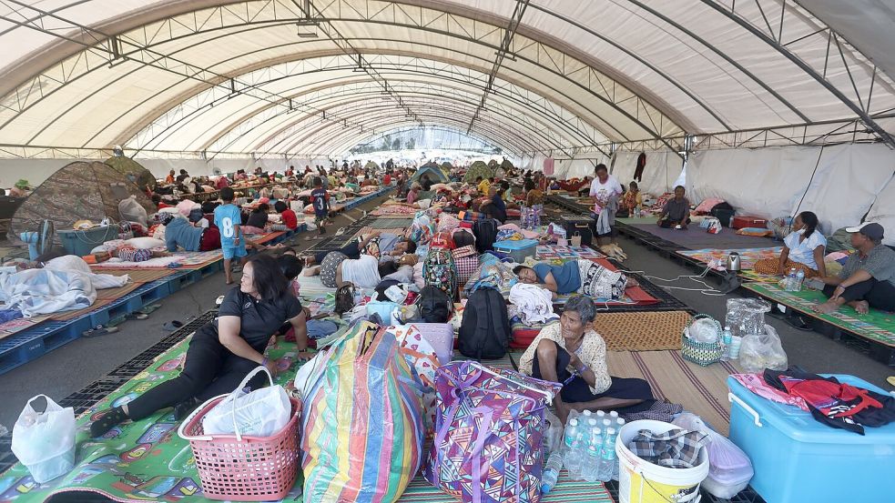 Thailands Armee hat die Bevölkerung der Grenzregion zu Kambodscha aufgerufen, sich in Schutzunterkünften in Sicherheit zu bringen. Foto: Sopa Saelee/AP/dpa