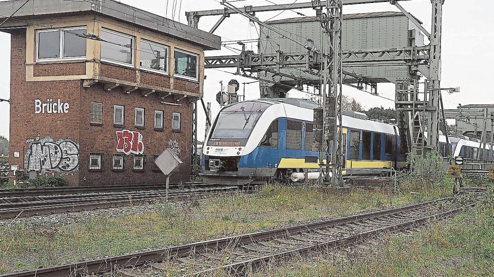 Rund einen Monat lang musste auf der Huntebrücke in Oldenburg ein Gleis gesperrt werden. Foto: Kai Hasse