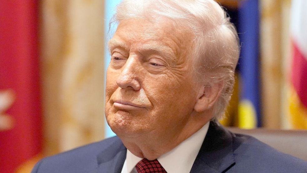 Trump stellt sich hinter seinen Verteidigungsminister Hegseth. Foto: Alex Brandon/AP/dpa