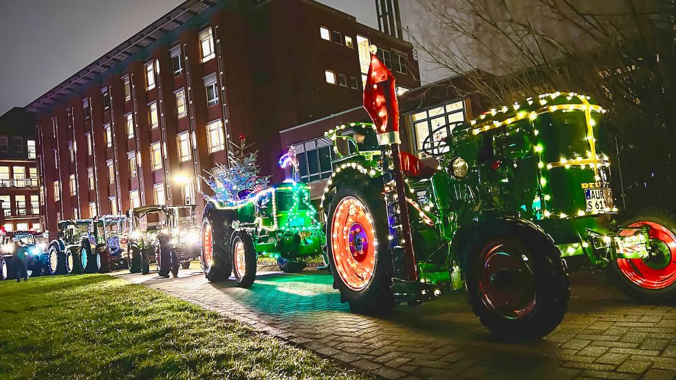 Mit weihnachtlich geschmückten Treckern sind die Landwirte in Ostfriesland in diesen Tagen wieder unterwegs, so wie hier im vergangenen Jahr bei der Fahrt zur Auricher Klinik. Foto: Stephan Friedrichs