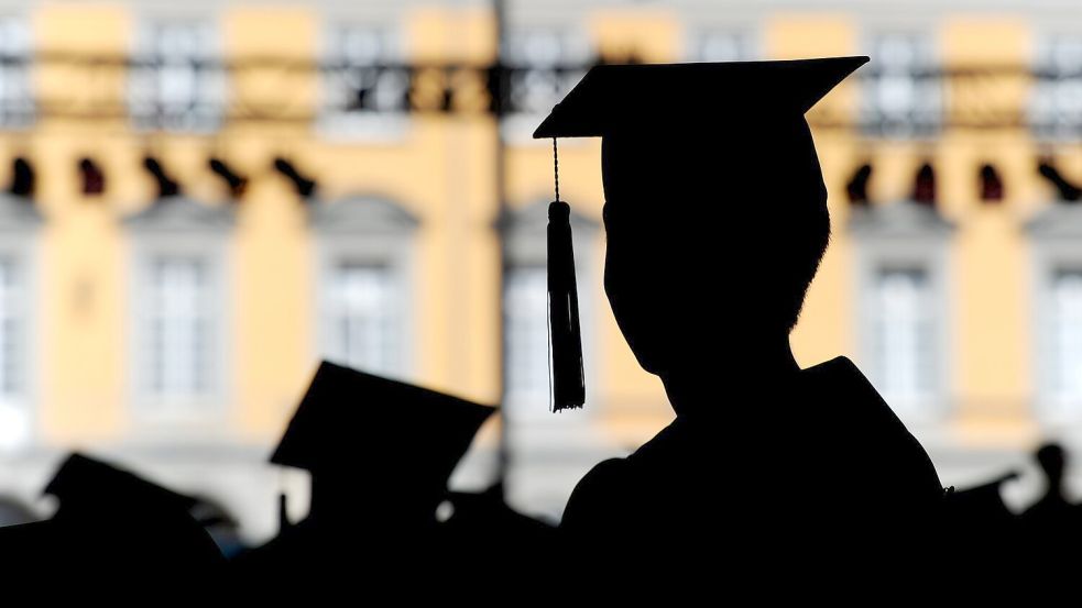 Frauen starten häufiger ein Studium als Männer, doch auf dem Weg zur Professur sinkt ihr Anteil deutlich. (Symbolbild) Foto: Julian Stratenschulte/dpa