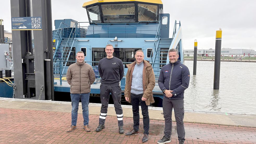 Sie zeigten sich zufrieden mit der ersten Saison des Elektrokatamarans der Reederei Frisia: Technischer Inspektor Michael Garrelts (von links), Kapitän Stephan Ulrichs, Produktmanager Rainer Sürken und Steuermann Mike Morawietz. Foto: Reederei Norden-Frisia