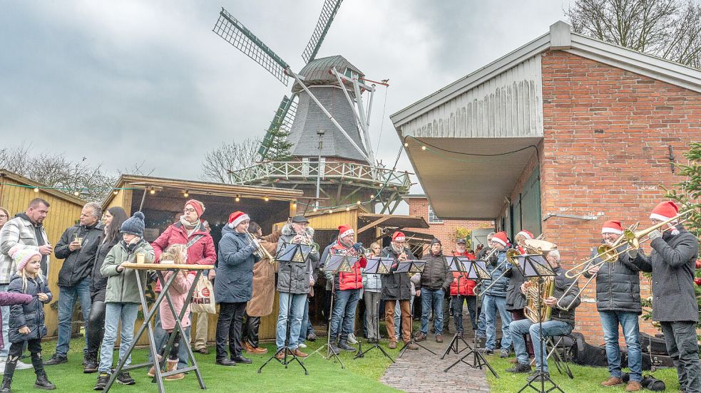 Den musikalischen Rahmen bei der Eröffnung des Weihnachtsmarktes an der Mühle bildete der Posaunenchor Osteel-Leezdorf. Foto: Folkert Bents