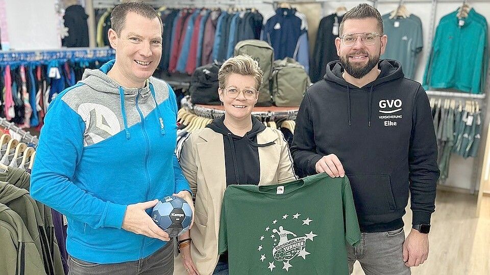 Peter Adena (von links), Carina Rewerts und Eike Holzhausen präsentierten das neue Event-T-Shirt zum Brookmerland-Turnier, das mit seinem von Sternen umrahmten Logo ein Zeichen für Gemeinschaft in Europa und für Demokratie setzt. Foto: privat