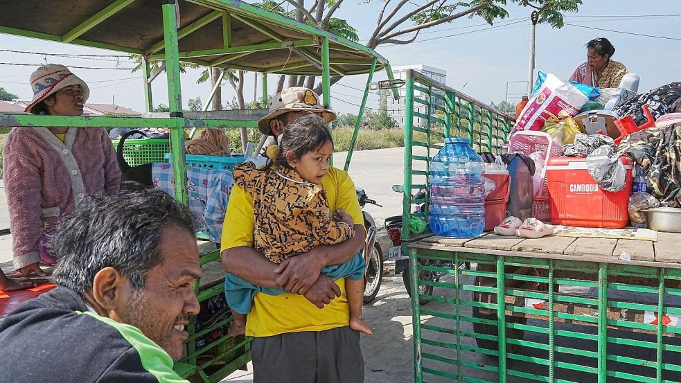 Kambodschaner aus den Dörfern nahe der Grenze zu Thailand sind erneut auf der Flucht. Foto: Heng Sinith/AP/dpa