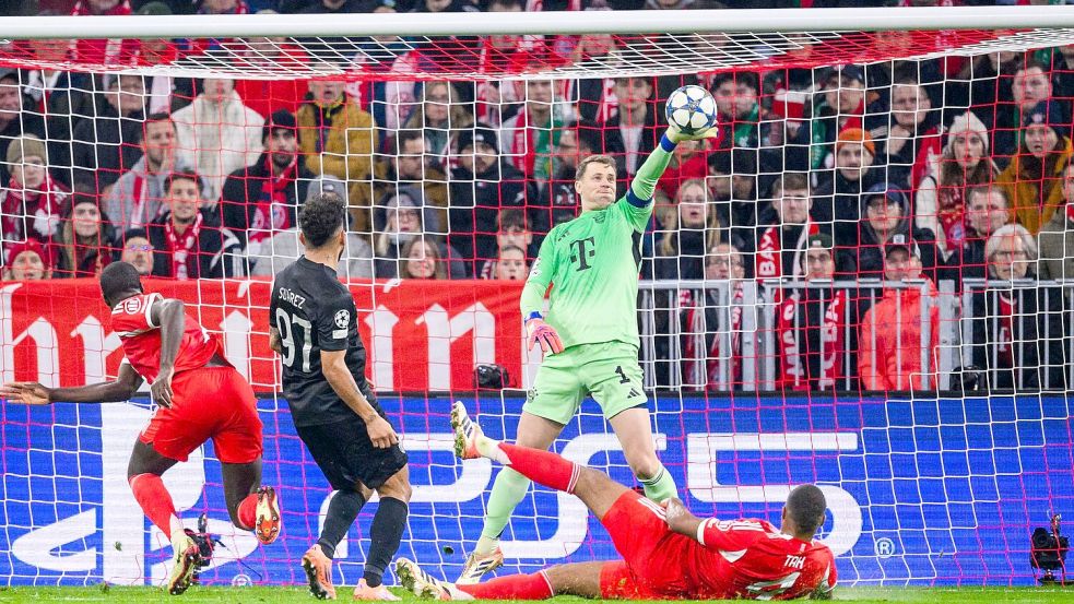 Mit seiner linken Pranke verhindert Manuel Neuer ein Eigentor von Jonathan Tah (am Boden). Foto: Tom Weller
