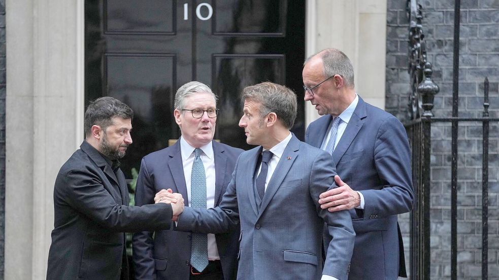 Gestern hatte Selenskyj (l-r) den britischen Premier Starmer, den französischen Präsidenten Macron und Kanzler Merz in London getroffen. Foto: Kin Cheung/AP/dpa