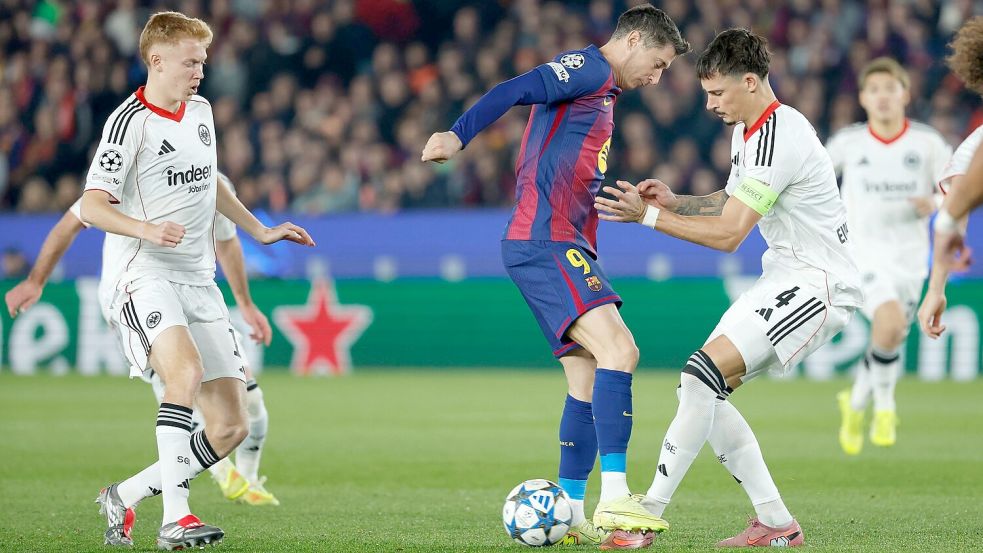 Die Frankfurter Defensive stand in Barcelona über weite Strecken sicher. Foto: Joan Monfort/AP/dpa