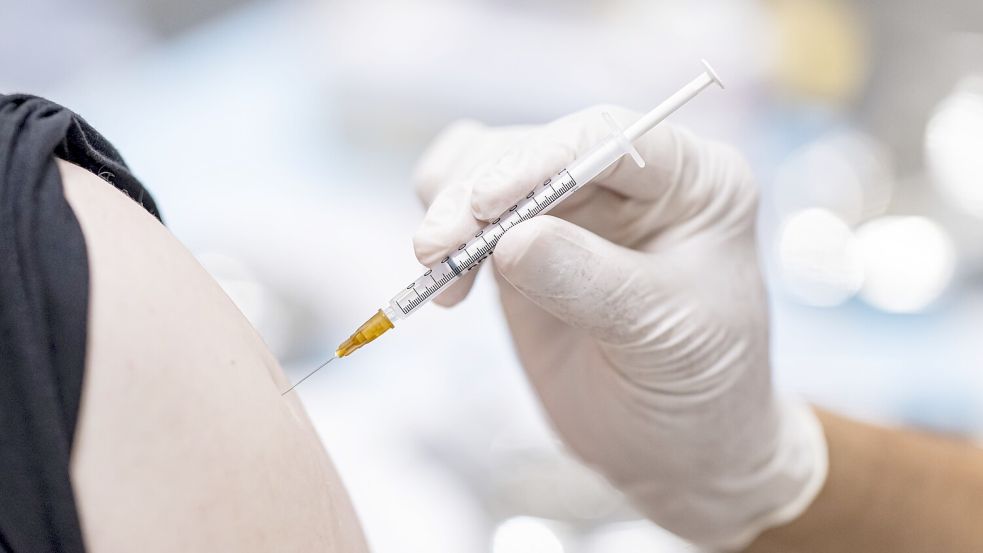 Wer sich noch gegen Grippe impfen lassen will, sollte das jetzt möglichst schnell tun. Foto: Fabian Sommer/dpa