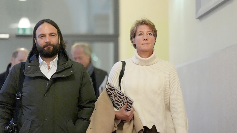 Christina Block (rechts), deutsche Gastronomin und Unternehmerin, und ihr Anwalt Ingo Bott, stehen nach drei Wochen Pause wieder vor dem Landgericht Hamburg. Foto: dpa/Marcus Brandt