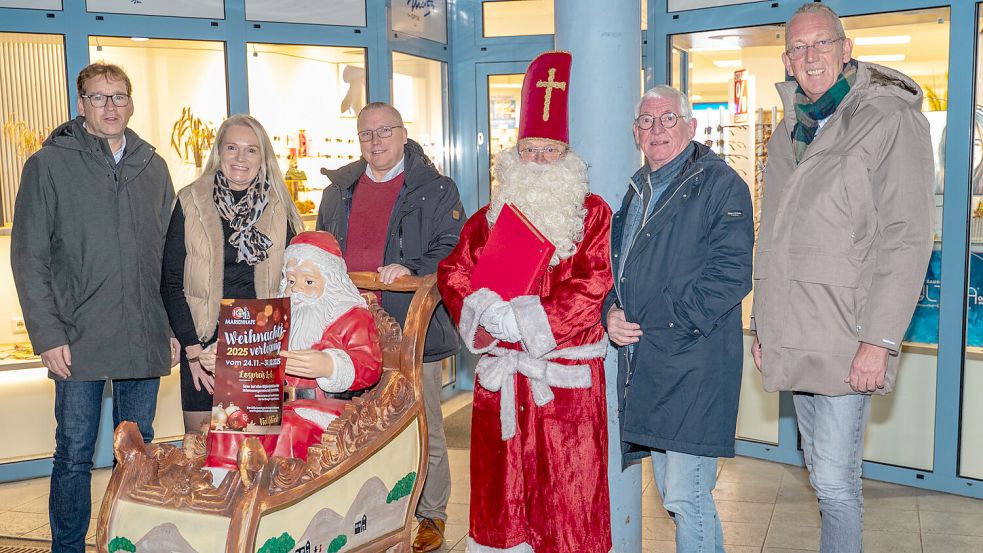 Das Programm des Weihnachtsmarktes stellten vor: Michael Dirksen-Müller (von links), Birgit Kruse, Jochen Toben, der Weihnachtsmann, Theo Moltz und Manfred Kruse. Foto: Folkert Bents