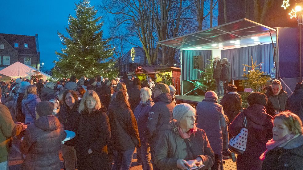Auf der zentralen Bühne des Marienhafer Weihnachtsmarktes gibt es täglich Programm. Foto: Folkert Bents