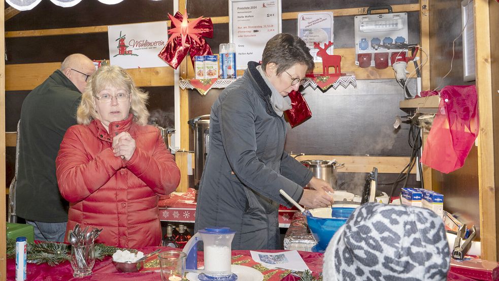 Die Weihnachtsbuden werden von Mitgliedern örtlicher Vereine betrieben. Foto: Folkert Bents