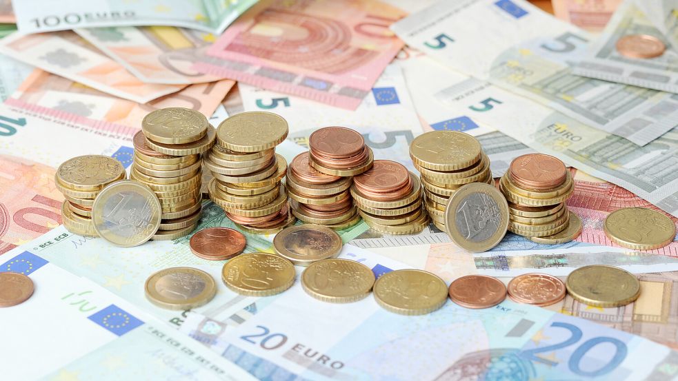 Die Stadt Aurich wird im nächsten Jahr weniger stark an ihre Reserven gehen müssen als zunächst befürchtet. Foto: DPA